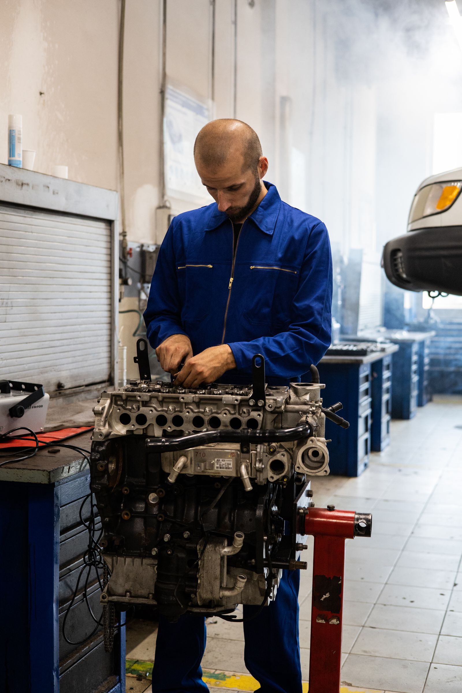 Fachgerechte Arbeit an einem Fahrzeugmotor